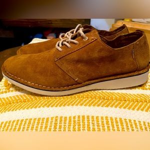 Tom’s Men’s SZ 7 light brown and tan Oxford shoe